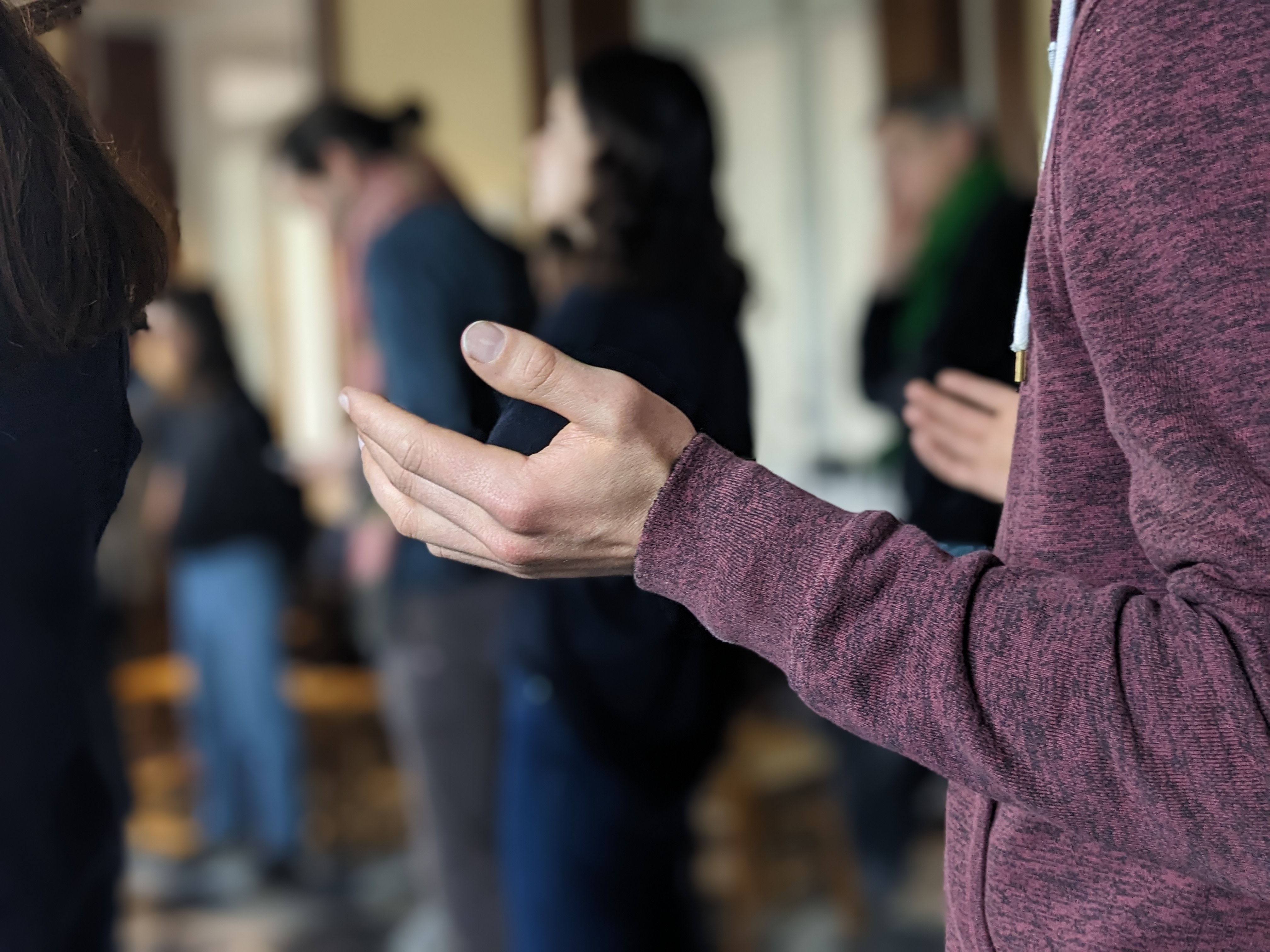 un membre de Lutte & Contemplation prie, les paumes ouvertes en geste de louange